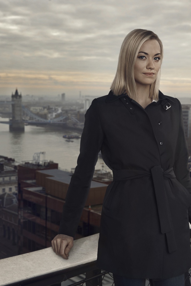 Австралийская актриса Ивонн Страховски в черном пальто