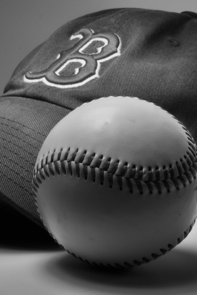 Бейсболка и мяч бейсбольной команды Бостон Ред Сокс 