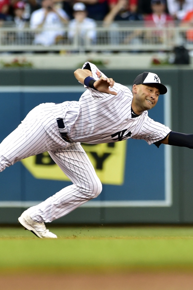 Бейсболист Дерек Джетер ловит мяч 