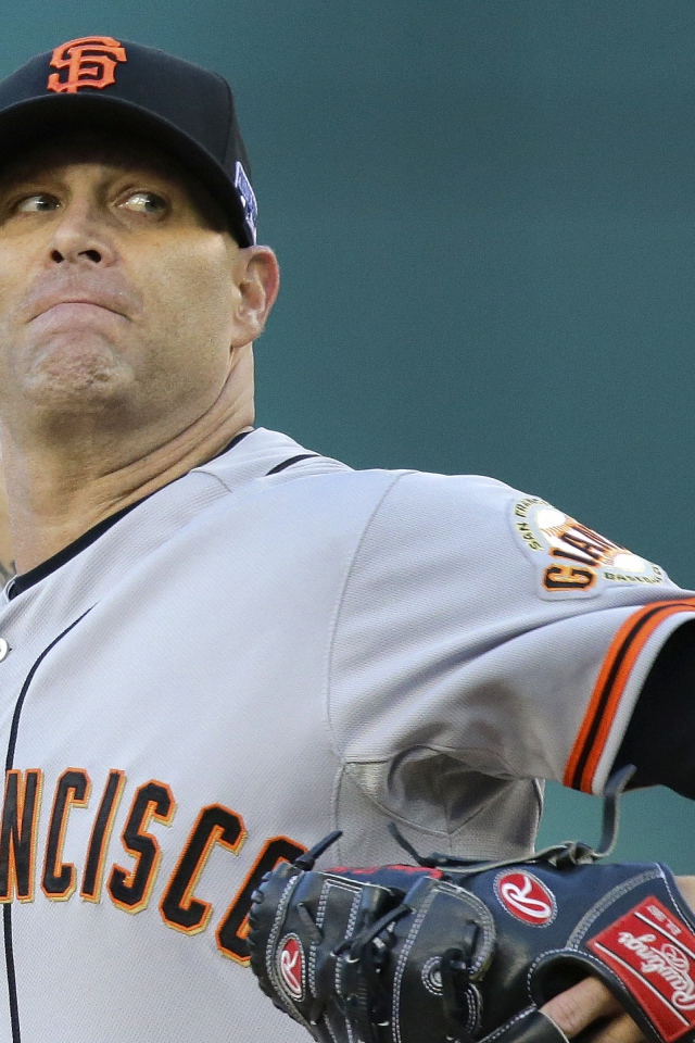 Бейсболист Тим Хадсон бросает мяч 