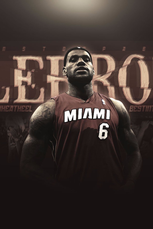Баскетболист Леброн Джеймс в футболке Майами Хит 