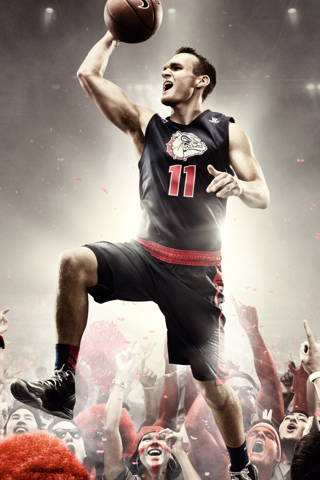 Баскетболист в прыжке над толпой 