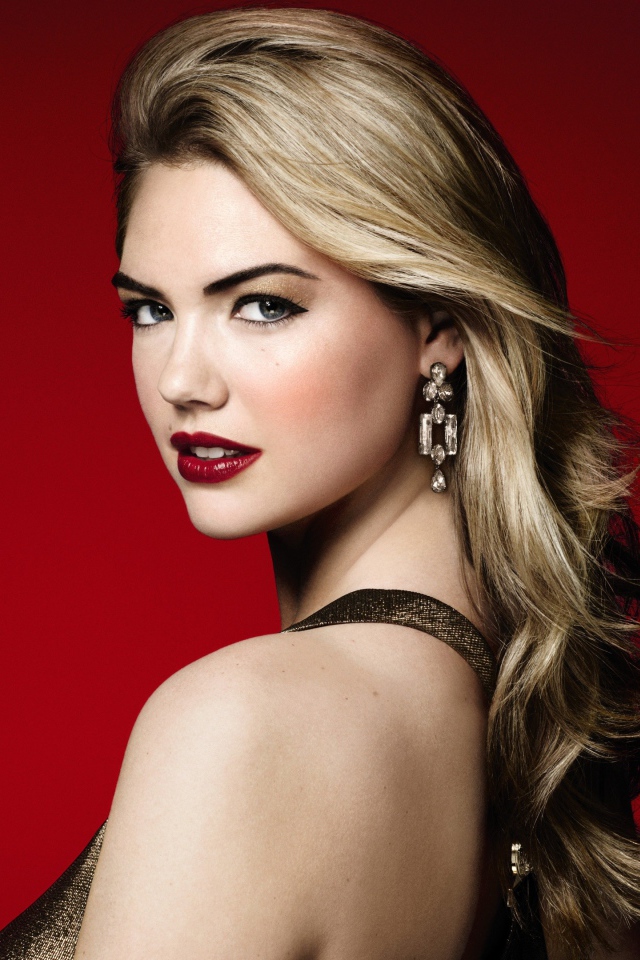 Красивая американская актриса,  модель  Кейт Аптон фото на красном фоне