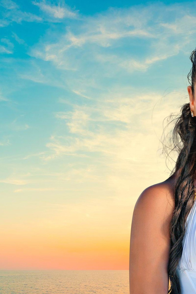 Красивая индийская актриса Айшвария Рай на фоне голубого неба 