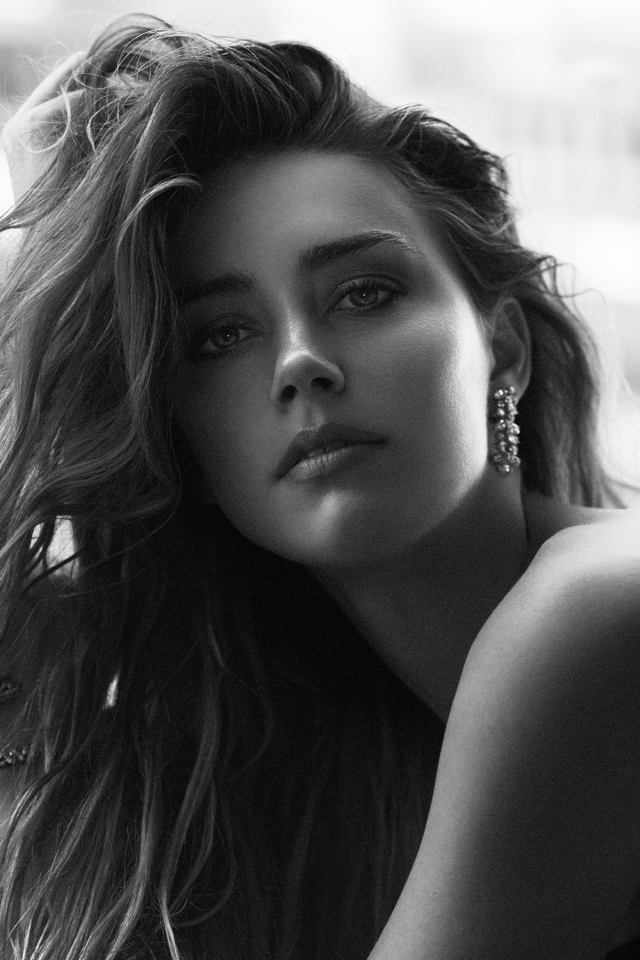Красивая актриса Эмбер Хёрд, черно белое фото 