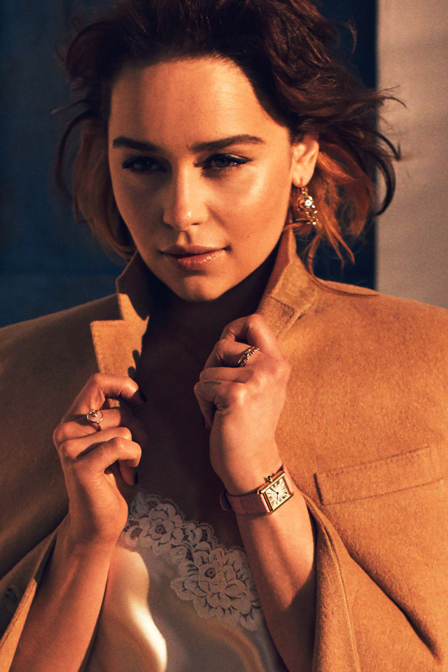 Красивая актриса Эмилия Кларк в пальто