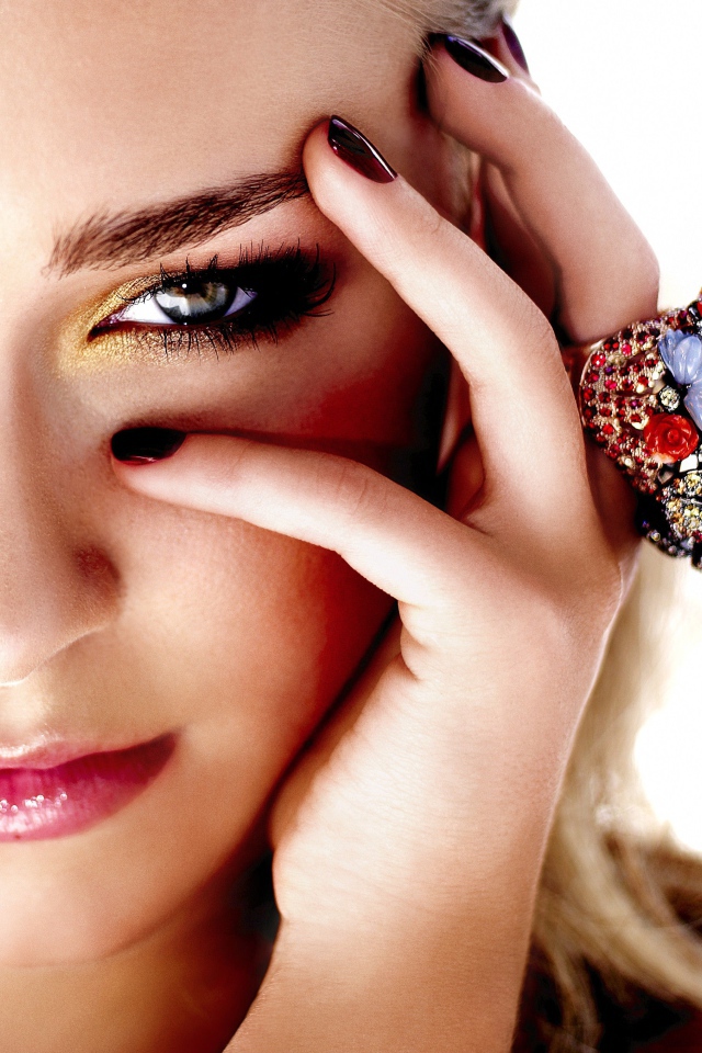 Красивая актриса Хайден Панеттьер с большим кольцом на пальце 