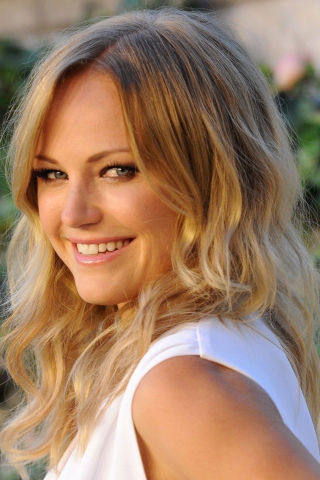 Красивая актриса Малин Акерман в белом платье 