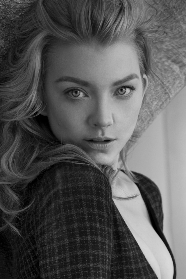 Красивая актриса Натали Дормер черно - белое фото