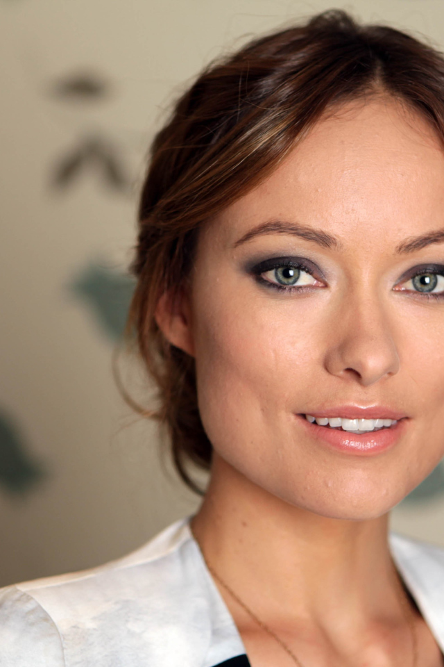 Красивая актриса Оливия Уайлд с очаровательной улыбкой 