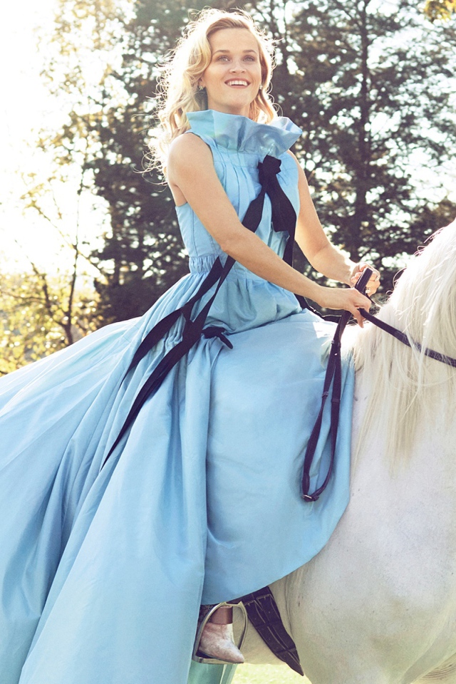 Красивая актриса Риз Уизерспун на белом коне  