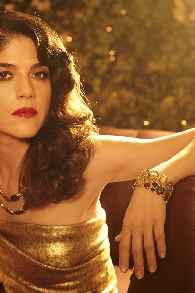 Красивая актриса Сельма Блэр в золотистом платье 