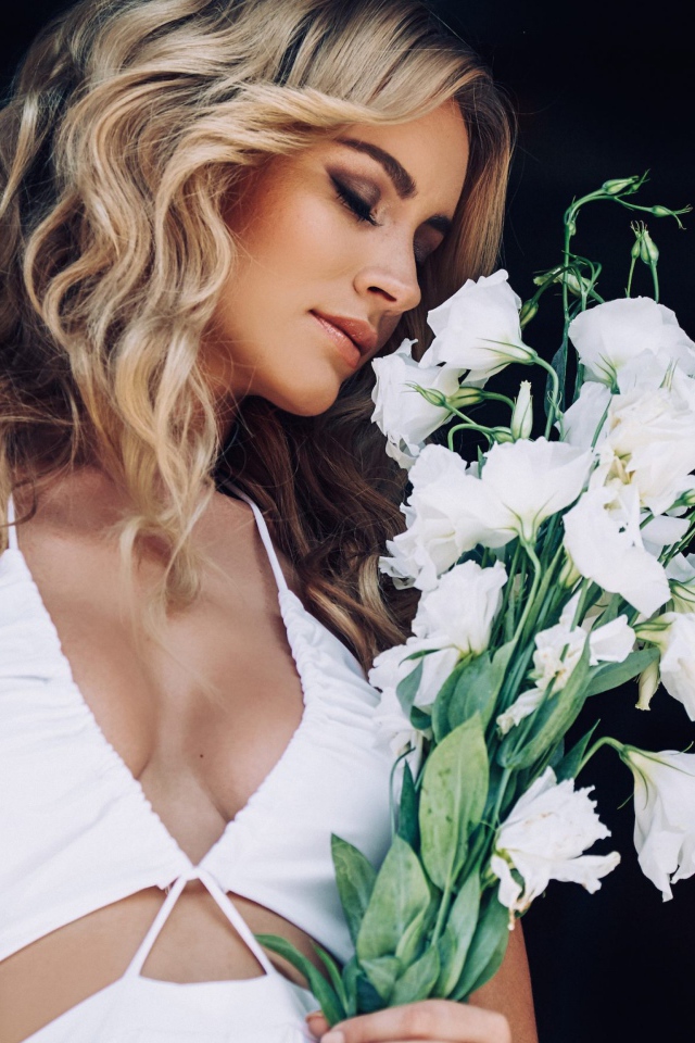 Красивая актриса, популярная актриса и модель Брайана Холли с букетом цветов