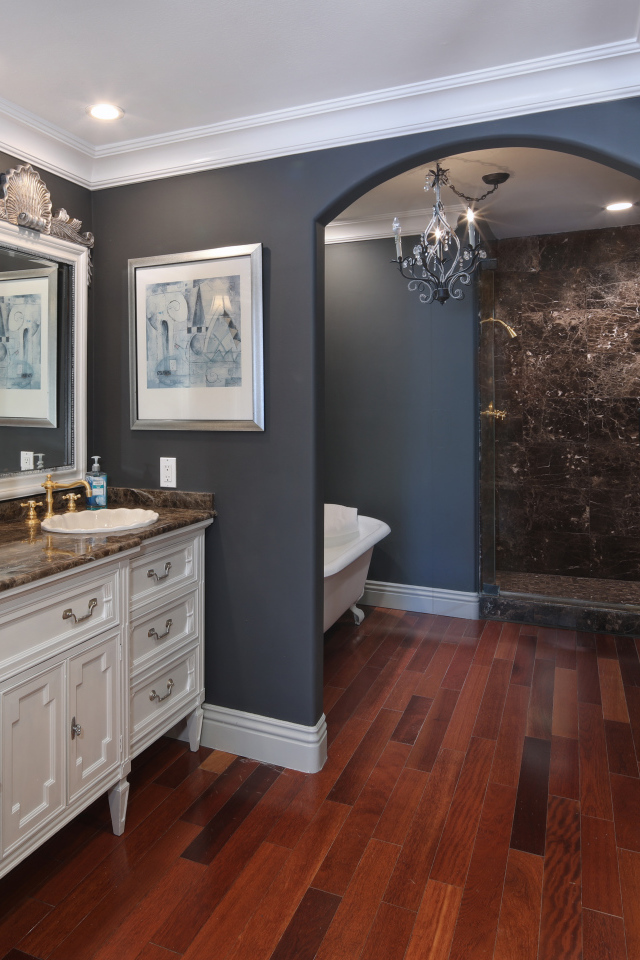 Красивая ванная комната в серо - пастельных тонах