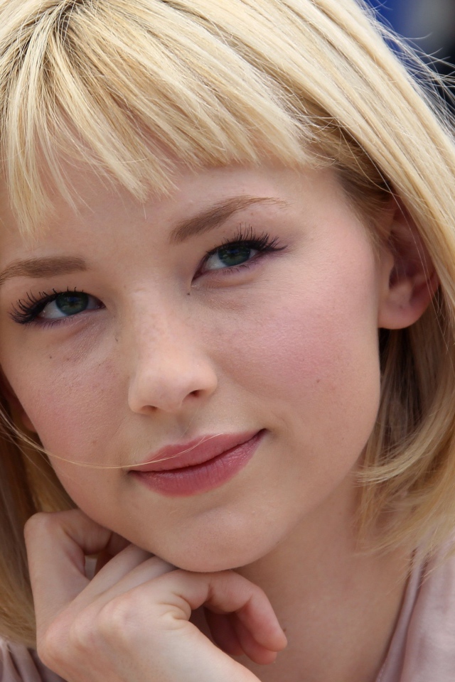 Красивая блондинка, актриса Хейли Беннетт