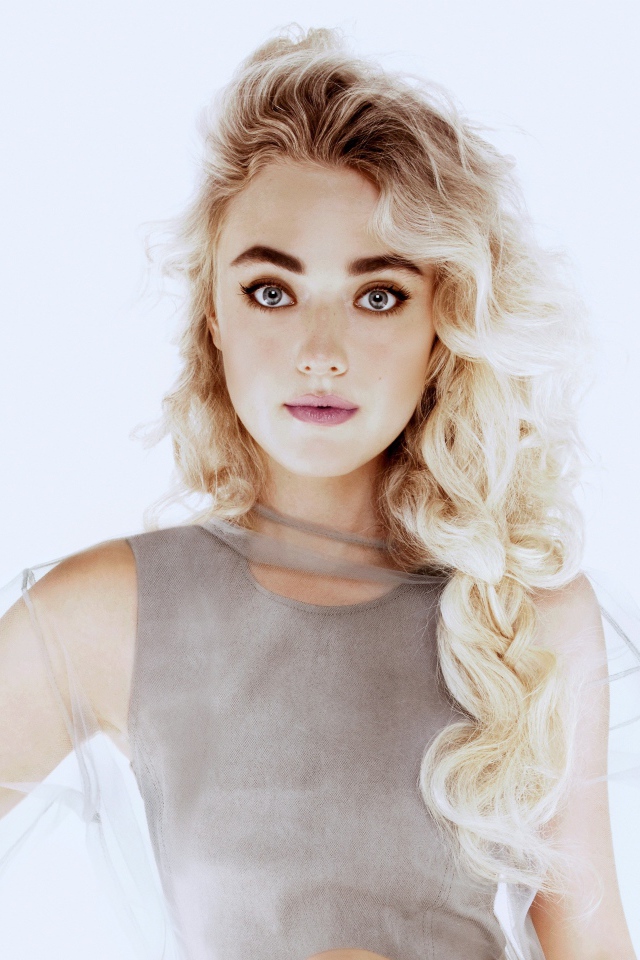 Красивая блондинка, актриса модель Дакота Фэннинг