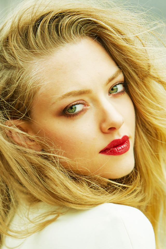 Красивая блондинка актриса Аманда Сейфрид 