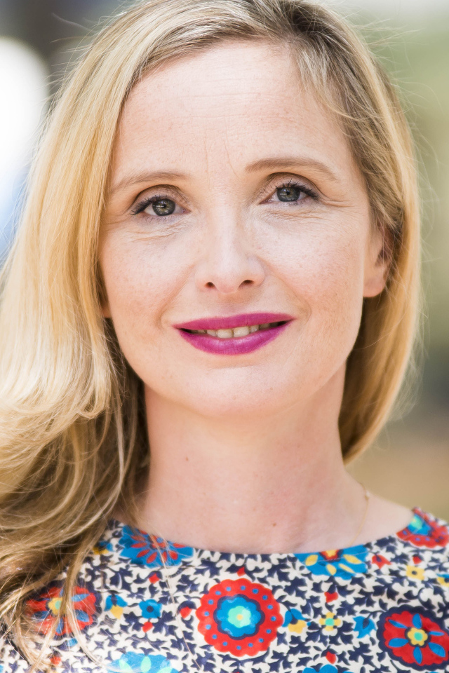 Красивая блондинка актриса Жюли Дельпи