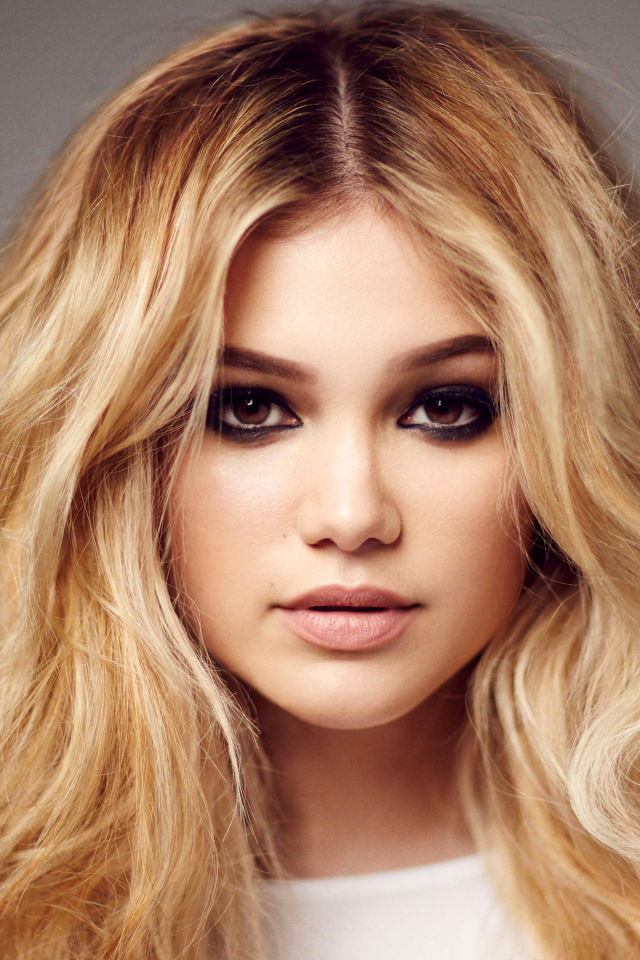 Красивая блондинка актриса Оливия Холт 