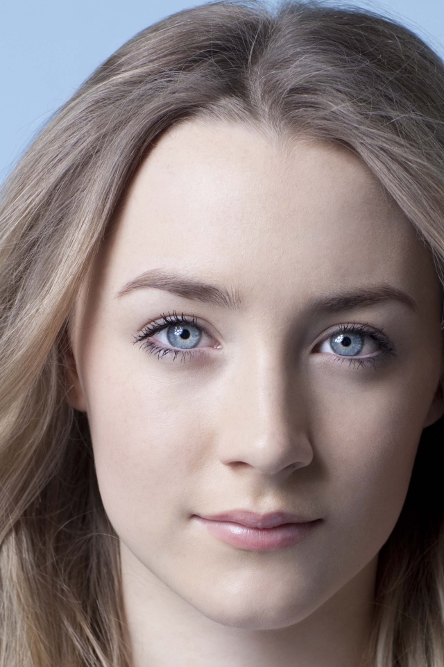 Красивая голубоглазая актриса Сирша Ронан с нежным взглядом