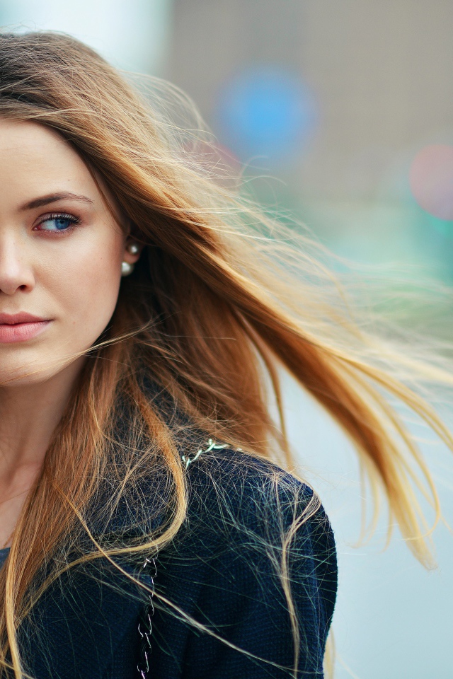 Красивая голубоглазая девушка актриса Кристина Базан