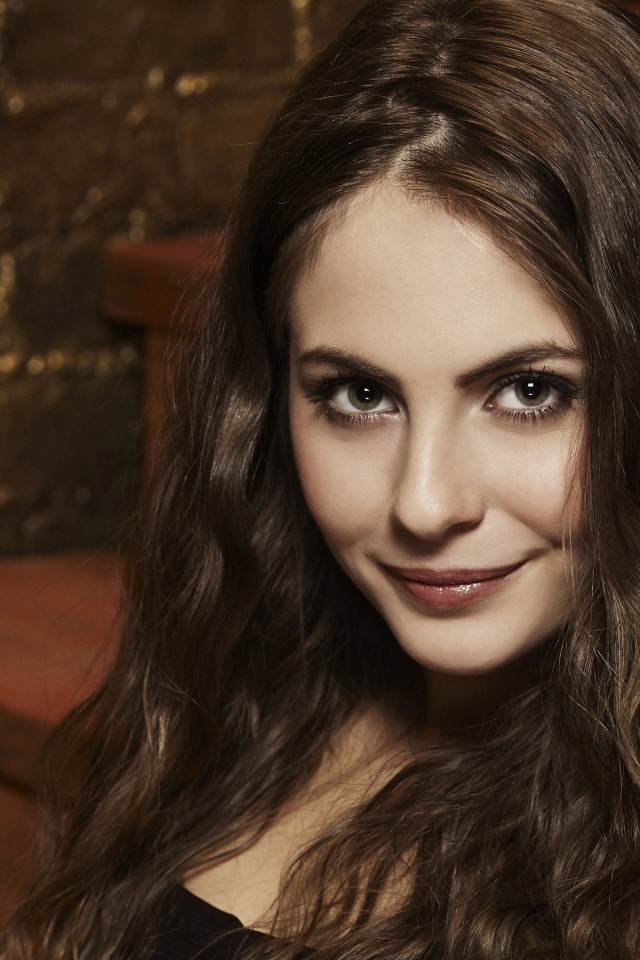 Красивая брюнетка, актриса Уилла Холланд