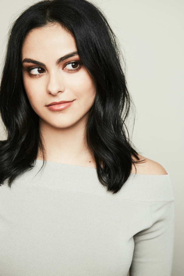 Красивая брюнетка актриса Камила Мендес