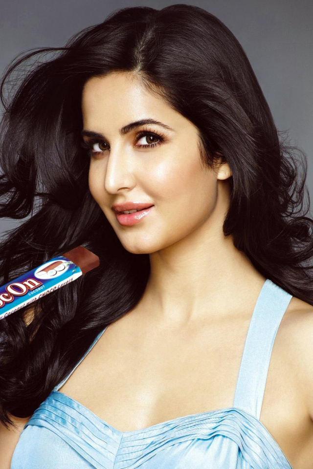 Красивая брюнетка актриса Катрина Каиф с шоколадкой