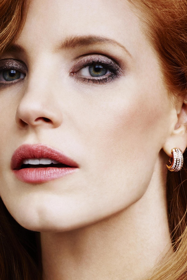 Красивая нежная рыжеволосая девушка, актриса Джессика Честейн