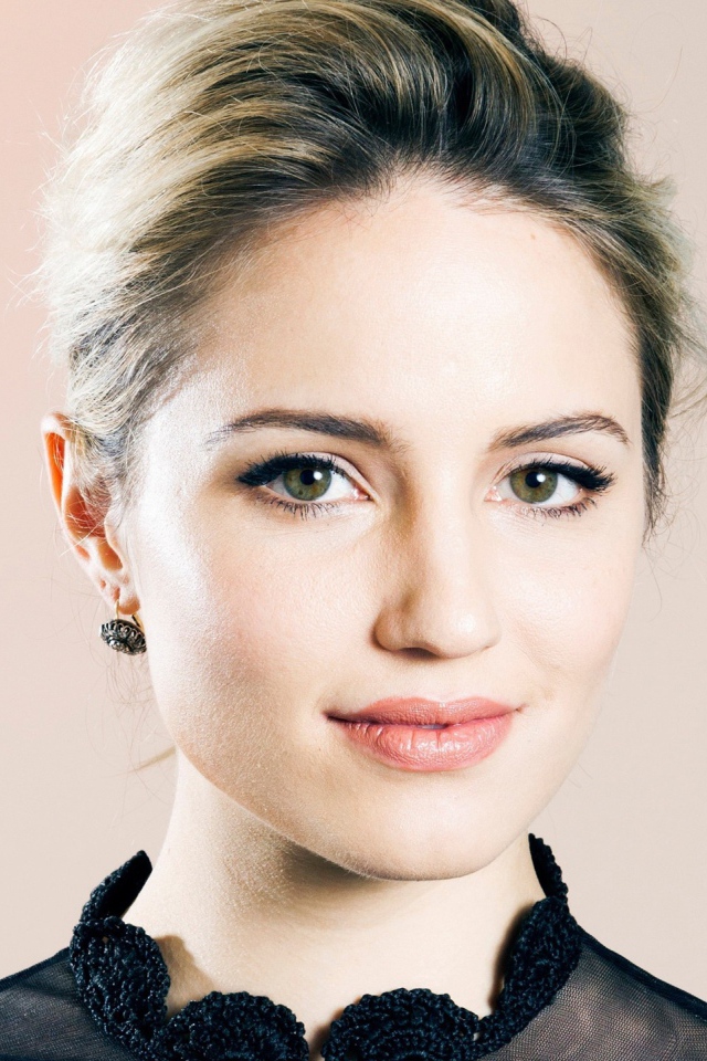 Красивая девушка актриса Дианна Агрон 