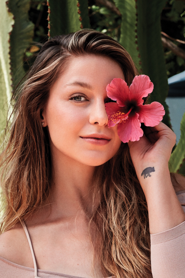 Красивая девушка актриса Мелисса Бенойст с цветком 