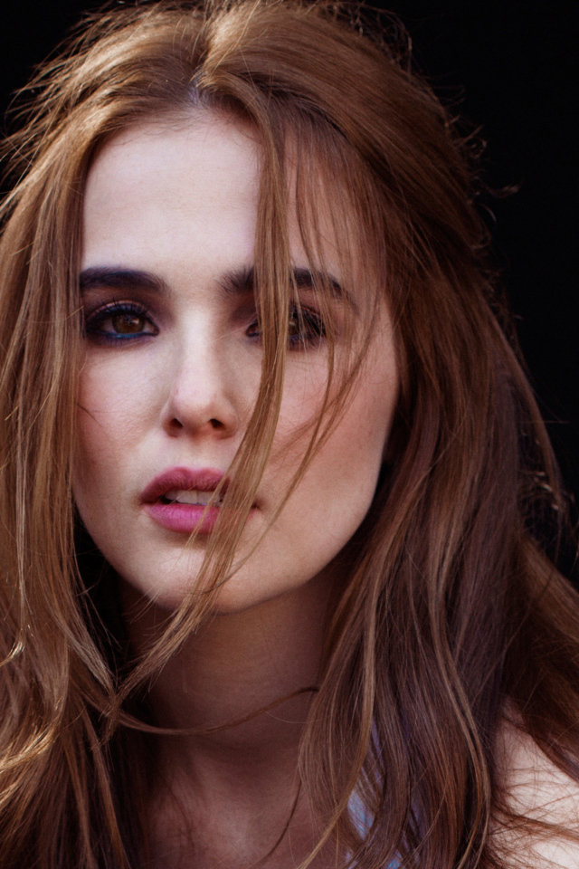 Красивая девушка актриса Зои Дойч, фото на черном фоне