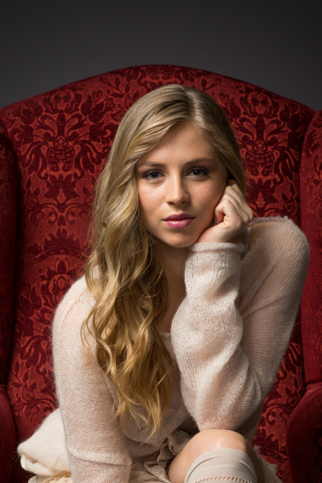 Красивая девушка блондинка актриса Гермиона Корфилд в кресле 