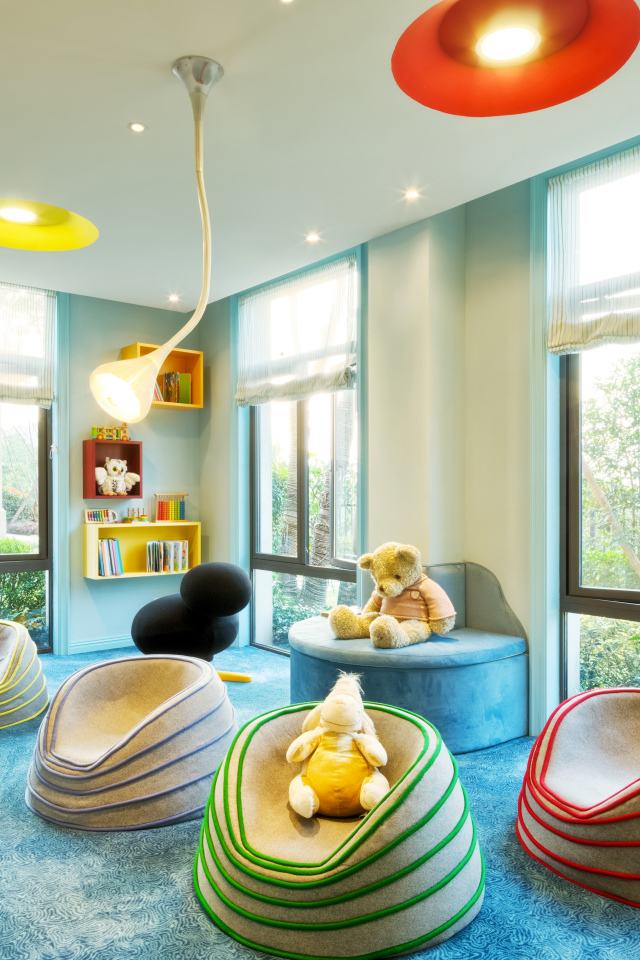 Красивый интерьер детской комнаты с мягкими креслами