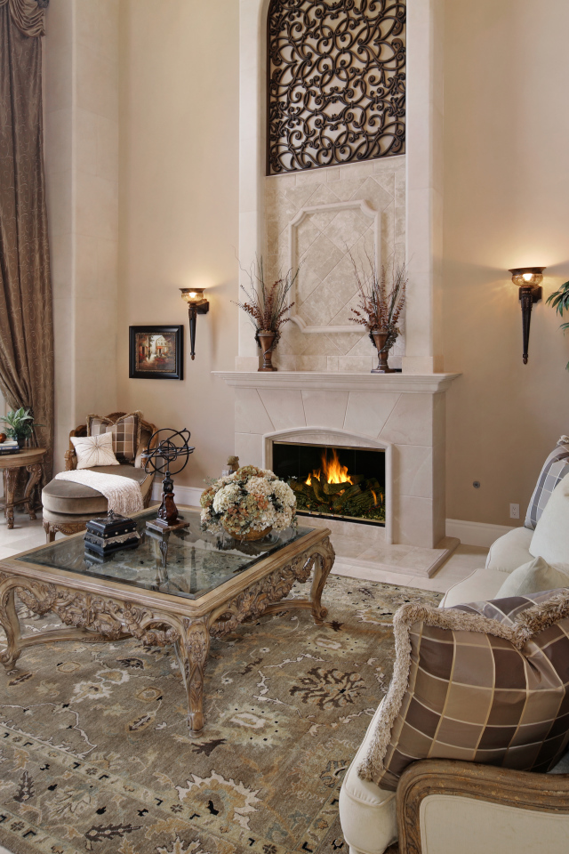 Красивая гостиная с камином в стиле прованс