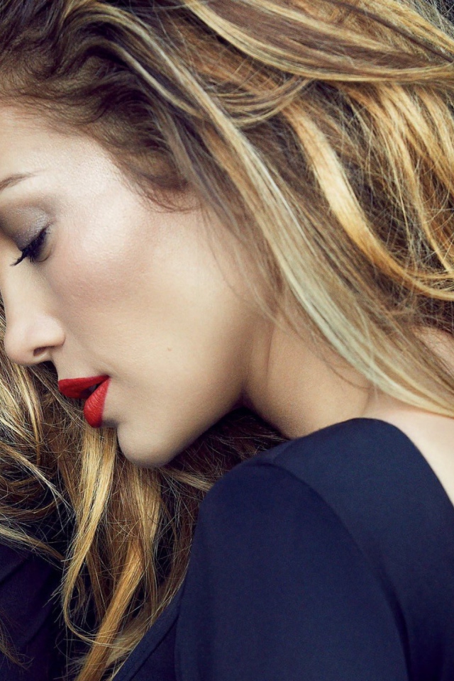 Красивая популярная актриса, певица Дженнифер Лопес