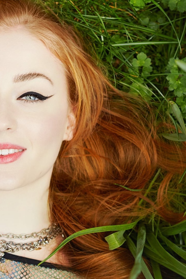 Красивая рыжеволосая актриса Софи Тёрнер 