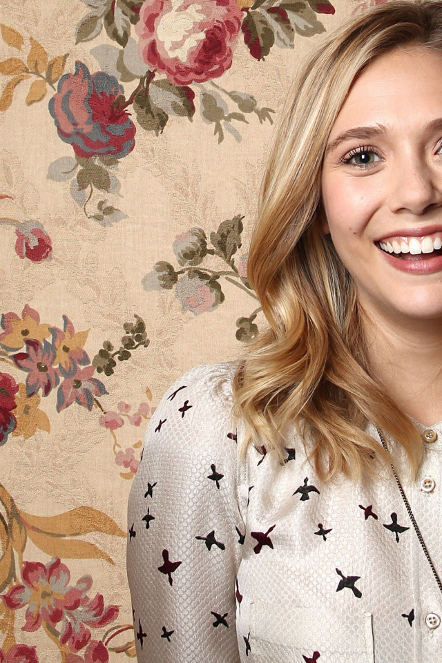 Красивая улыбающаяся актриса Элизабет Олсен