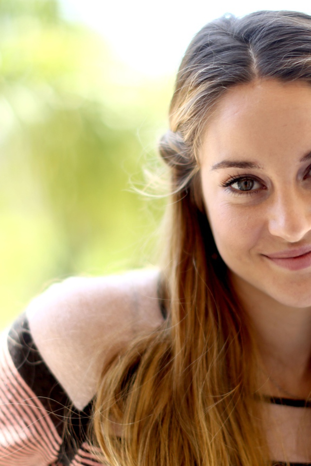 Красивая улыбающаяся актриса Шейлин Вудли