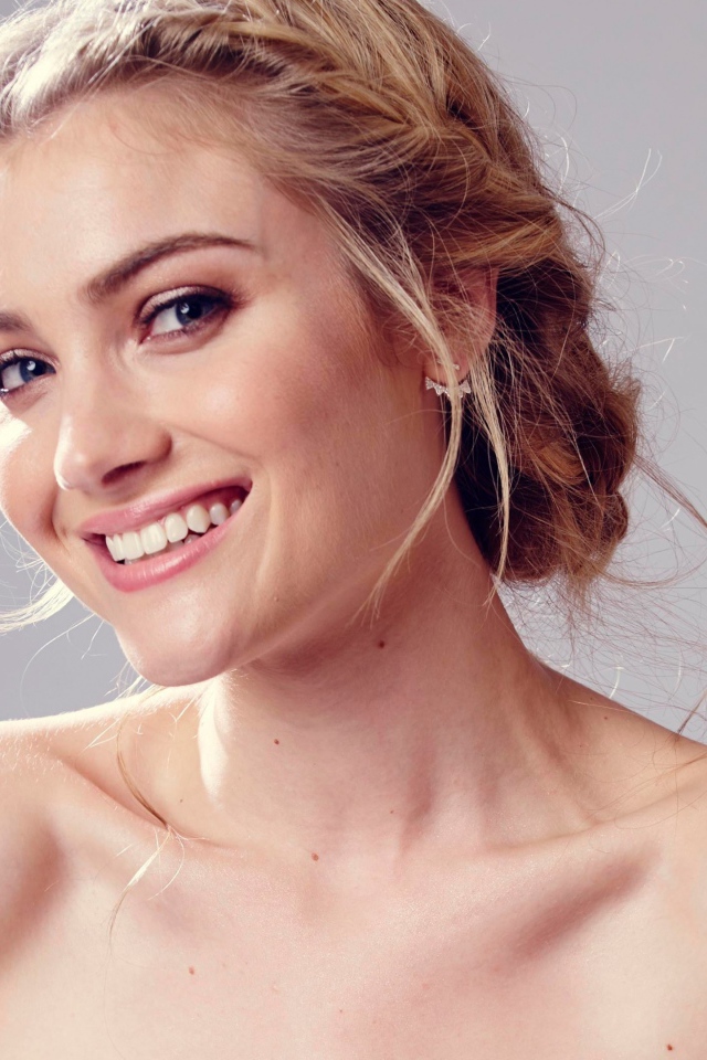 Красивая улыбающаяся актриса Скайлер Сэмюэлс