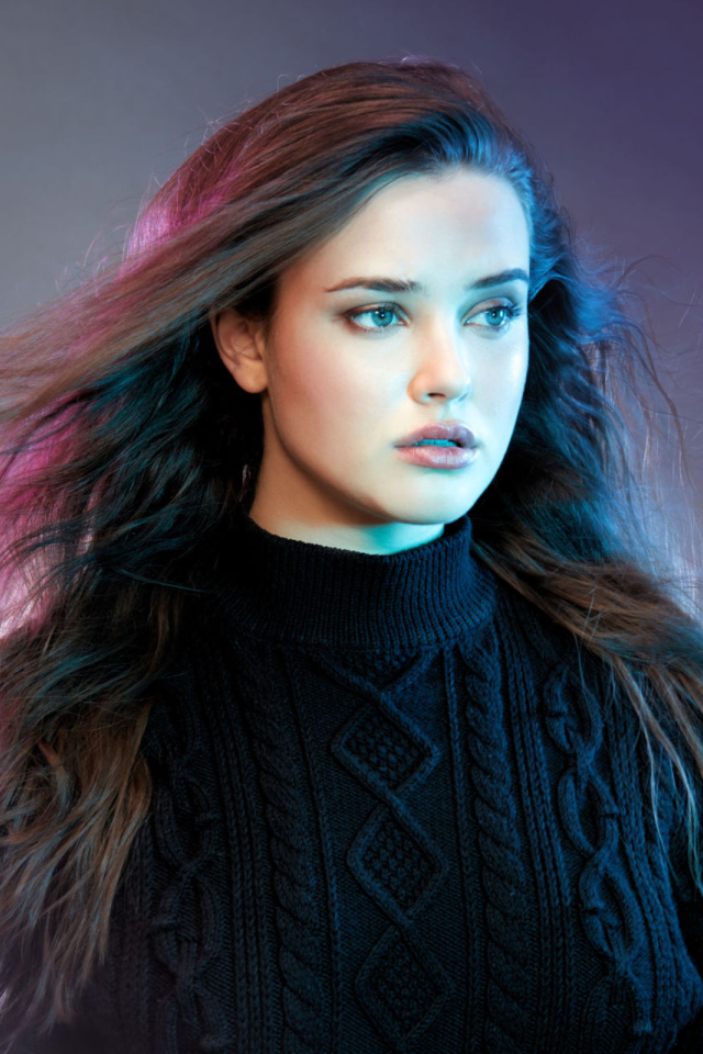 Красивая молодая актриса Кэтрин Лэнгфорд в черном свитере