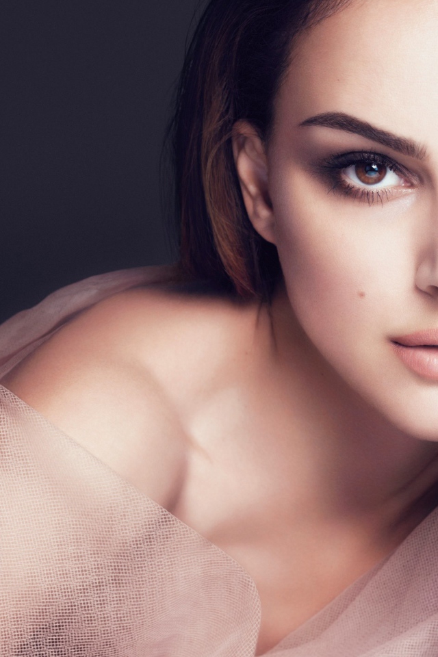 Красивая молодая брюнетка актриса Натали Портман