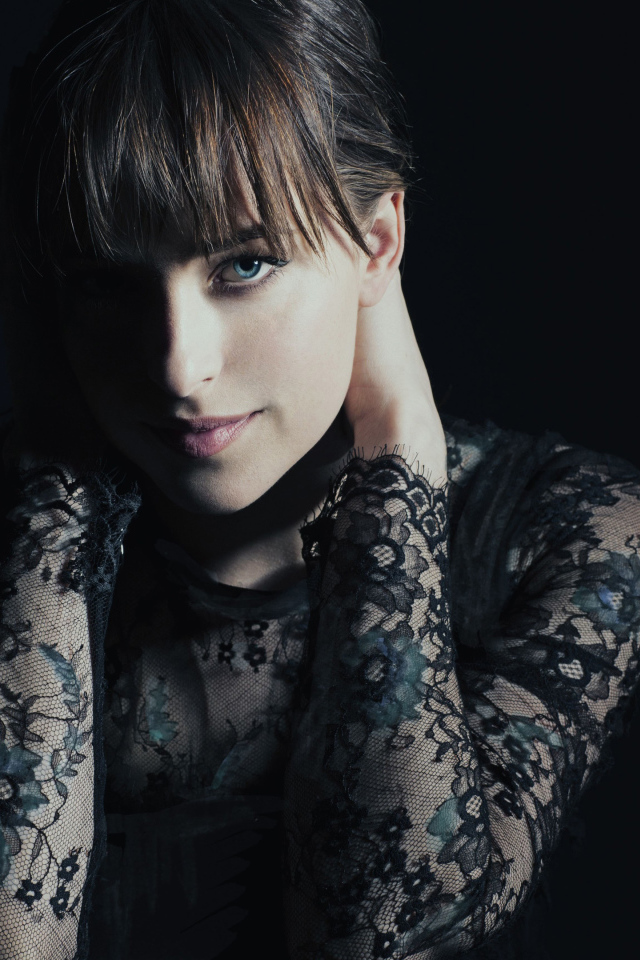 Красивая молодая девушка актриса Дакота Джонсон в черном наряде