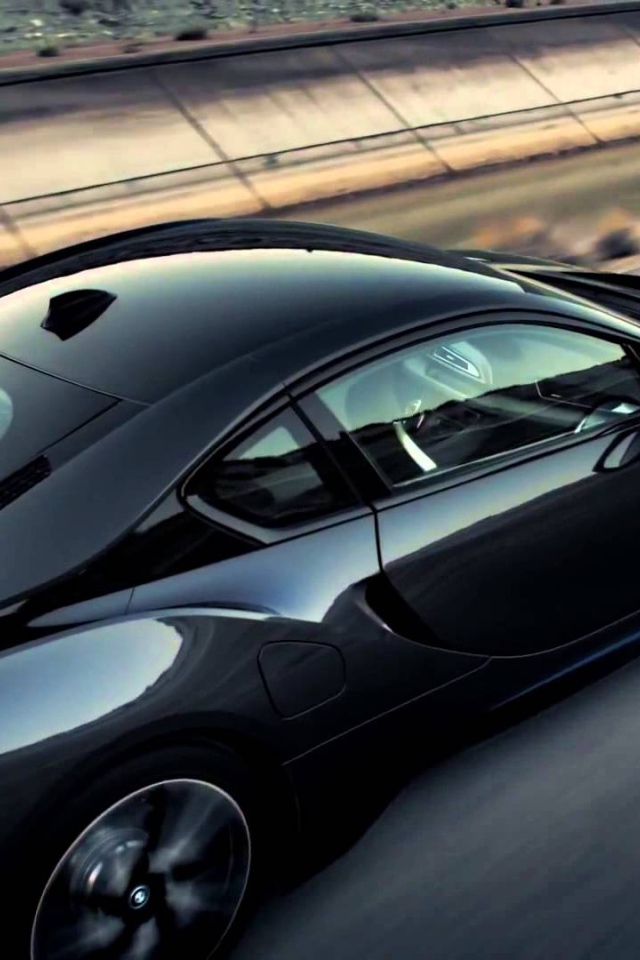 Черный электромобиль BMW i8 