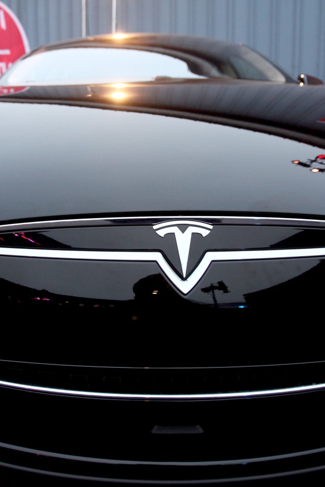 Черный электрический автомобиль Tesla Model 3, 2018 вид спереди