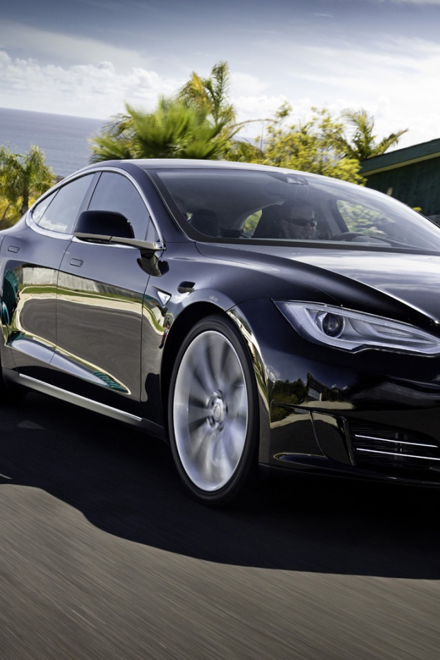 Черный электромобиль Тесла на трассе 