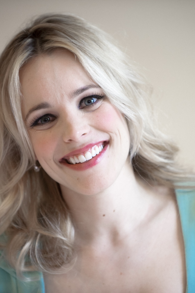 Блондинка с красивой улыбкой актриса Рэйчел Макадамс 
