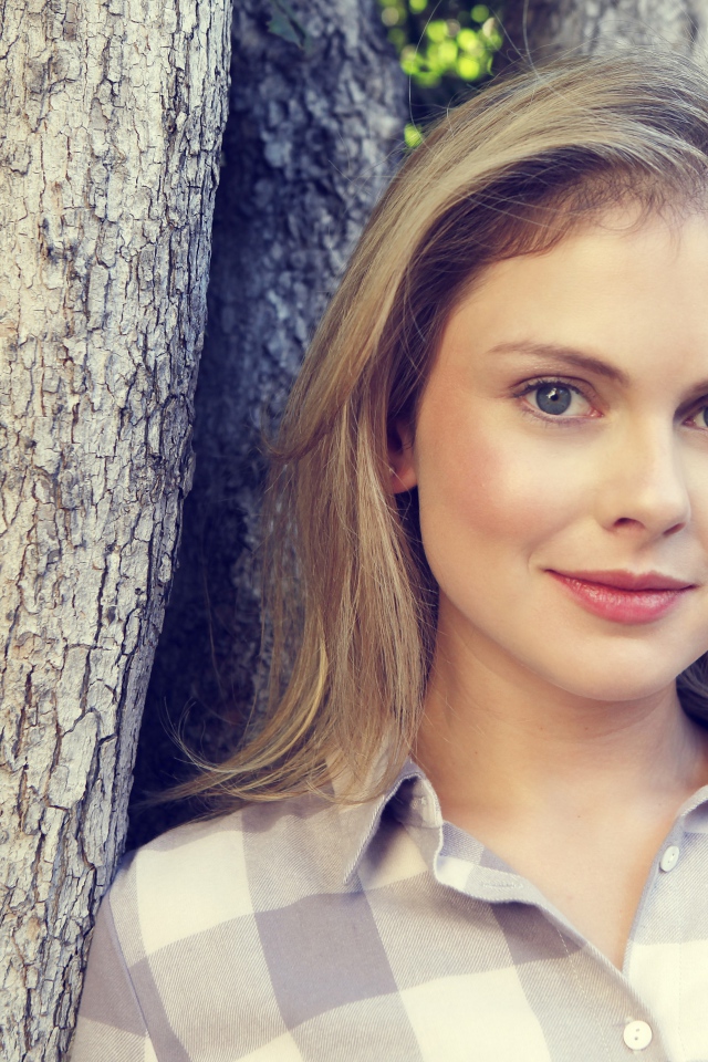 Голубоглазая актриса Роуз МакАйвер у дерева 