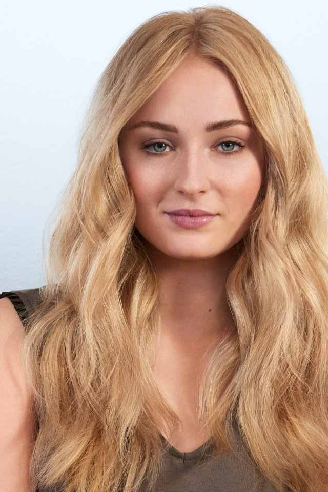 Голубоглазая блондинка актриса Софи Тёрнер