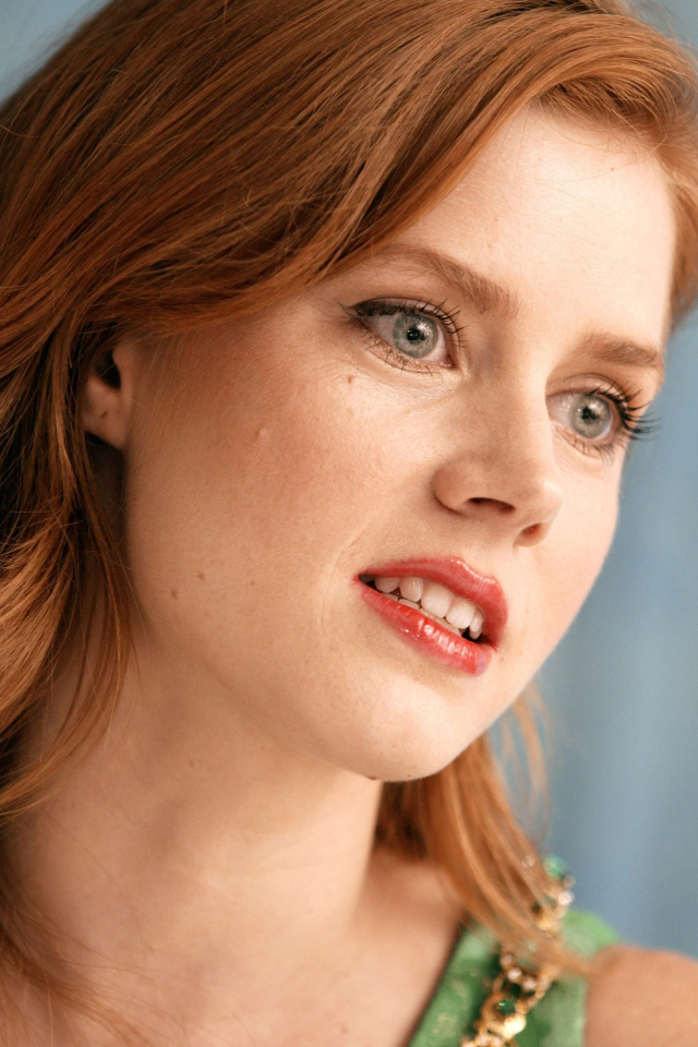Голубоглазая рыжеволосая девушка актриса Эми Адамс